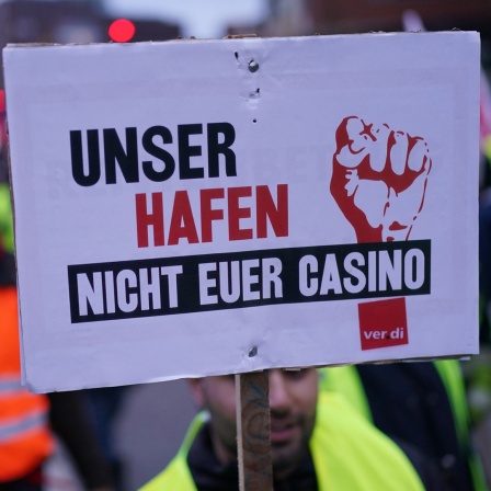 Teilnehmerinnen und Teilnehmer demonstrieren in der Speicherstadt in Hamburg gegen den Verkauf von Anteilen der HHLA an die italienische Reederei MSC