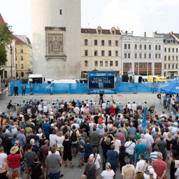 Teilnehmer stehen während einer Wahlkampfveranstaltung der AfD auf dem Marienplatz Görlitz
