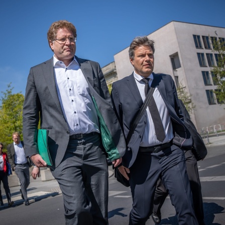Menschen gehen über eine Ampel