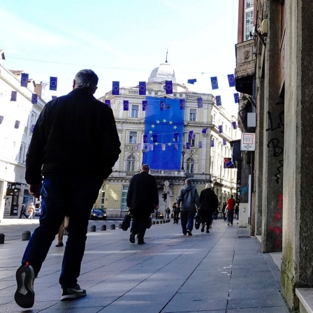EU-Flaggen schmücken einen Straßenzug in Sarajevo.