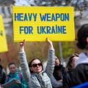 Menschen aus der Ukraine demonstrieren vor dem Bundeskanzleramt gegen den Krieg in ihrer Heimat und fordern auf Transparenten die Lieferung schwerer Waffen. 