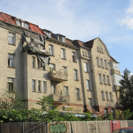 Leerstehendes Wohnhaus in Berlin. Die Fassade ist zum Teil beschädigt.