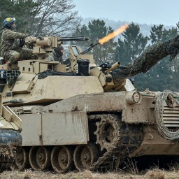 US-Soldaten schießen während der internationalen Militärübung "Allied Spirit 2022" auf dem Gelände des Truppenübungsplatz Hohenfels (Bayern) von einem Kampfpanzer M1 Abrams.