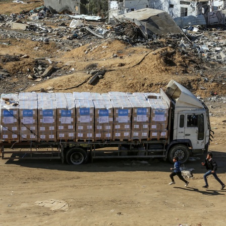 Ein LKW mit humanitären Hilfsgütern fährt am Kerem-Schalom-Übergang von Ägypten in den Gazastreifen ein, wenige Tage nach Inkrafttreten der Waffenruhe zwischen Israel und der Hamas.