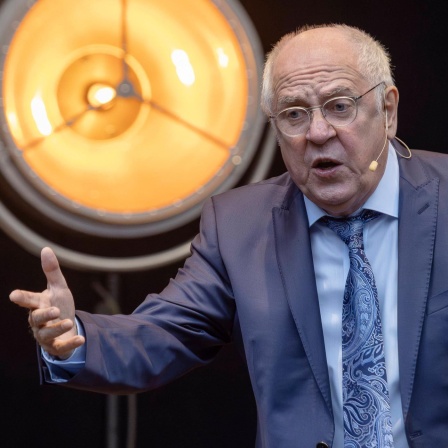 Kabarettist Lothar Bölck auf der Bühne