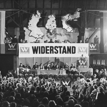 Blick in die Frankenhalle in Würzburg während der Gründungsversammlung. Unter heftigen Gegenprotesten gründeten am 31. Oktober 1970 etwa 3000 Angehörige von rechtsgerichteten Gruppen und Verbänden die vorwiegend von der NPD getragene Sammlungsbewegu