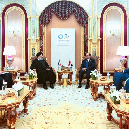 Arabische Staatschefs und Irans Präsident sitzen bei einem Treffen
