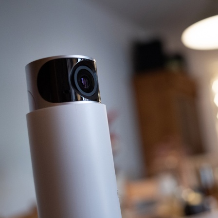 Eine 360-Grad-Überwachungskamera für den Innenbereich steht in einem Wohnzimmer.