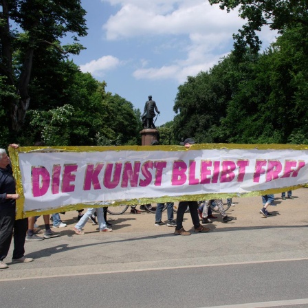 "Die Kunst bleibt frei!" ein Banner auf einer Demo der Kunst- & Kulturschaffenden gegen Rassismus & für Solidarität in Berlin 2024.
