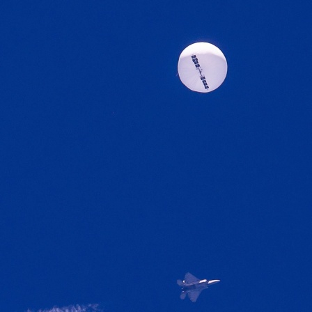 Auf diesem von Chad Fish zur Verfügung gestellten Bild schwebt ein großer Ballon über dem Atlantischen Ozean vor der Küste von South Carolina. Darunter sind ein Kampfjet und seine Kondensstreifen zu sehen. Der Ballon wurde von einer infrarotgesteuerten Luft-Luft-Rakete des Typs AIM-9X Sidewinder von einem F-22-Kampfflugzeug abgeschossen.