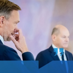 Christian Lindner (l/FDP), ehemaliger Bundesminister der Finanzen, steht im Schloss Bellevue neben Bundeskanzler Olaf Scholz (SPD). | Bild: picture alliance/dpa | Christoph Soeder/HR/BR