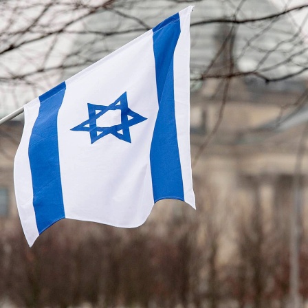 Israel-Flagge mit Davidstern bei Antisemitismus-Gedenken vor Reichstag in Berlin