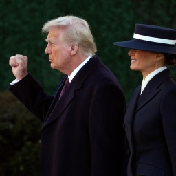 Der designierte Präsident Donald Trump gestikuliert, während er mit seiner Frau Melania nach einem Gottesdienst die St. John's Episcopal Church gegenüber dem Weißen Haus in Washington verlässt. 