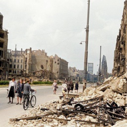 Nachkriegsdeutschland: Die Tauentzienstraße in Berlin. Straßenbild mit Kriegszerstörungen; im Hintergrund die Kaiser-Wilhelm-Gedächtniskirche, links die Ruine des KaDeWe. Foto um 1948, digital koloriert.