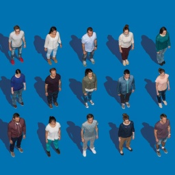 Menschen stehen vor blauem Hintergrund in einer symmetrischen Aufstellung.