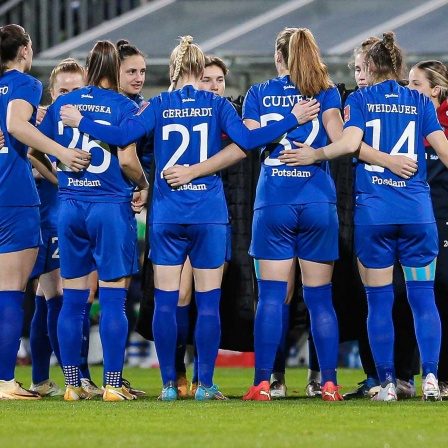 Spielerinnen vom 1. FFC Turbine Potsdam schwören sich mit einem Mannschaftskreis ein - vor der Partie beim VfL Wolfsburg. (Archivbild)