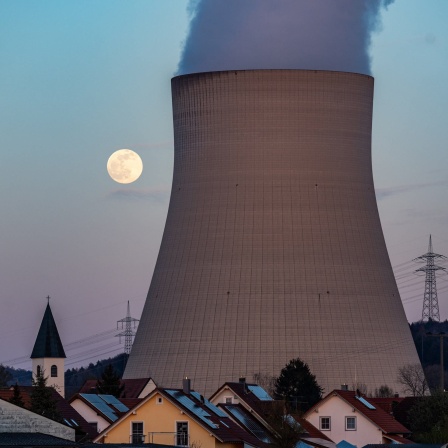 Wasserdampf steigt aus dem Kühltum des Kernkraftwerks Isar 2.