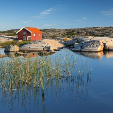 Rote Fischerhütte an der Küste in Ramsvik, Bohuslän, in Schweden