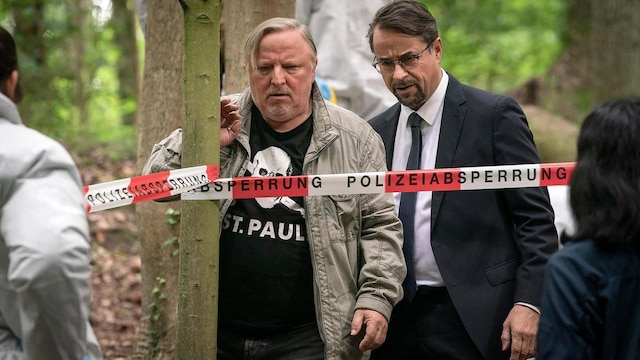 Angefasst: Frank Thiel (Axel Prahl) trifft mit Prof. Karl-Friedrich Börne (Jan Josef Liefers) am Tatort ein.