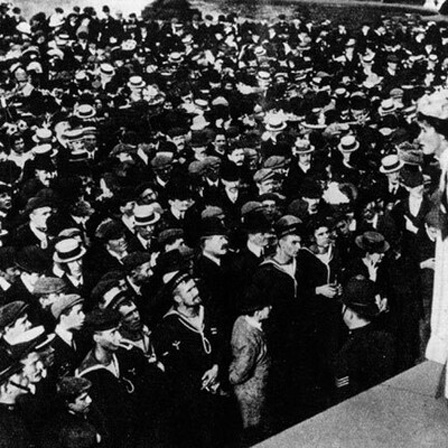 Emmeline Pankhurst setzt sich in einer Rede auf dem Londoner Trafalgar Square für das Frauenwahlrecht ein (undatiert).