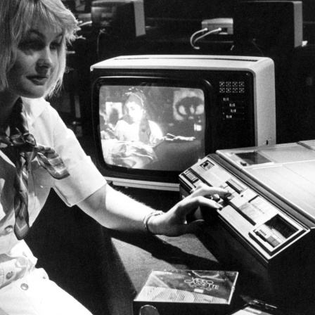 Messehostess mit Neuheit Videorecorder am 25.8.1977 auf der Internationalen Funkausstellung in Berlin.