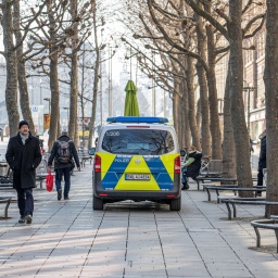 In Stuttgart befinden sich Polizisten auf Patrouille.