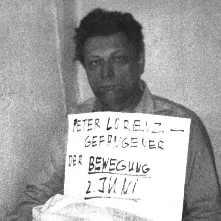 Die Entführer des Berliner CDU-Landesvorsitzenden Peter Lorenz haben sich gemeldet. Dem Berliner Büro der Deutschen Presse-Agentur ging 24 Stunden nach dem Überfall auf den Politiker, der am 27. Februar 1975 entführt wurde, per Post ein Foto zu: Vor dem Entführten ist ein Schild zu sehen mit dem Text: &#034;Gefangener der Bewegung 2. Juni&#034;. Am 2. Juni 1967 war in Berlin der Student Benno Ohnesorg während einer Anti-Schah-Demonstration erschossen worden. Aufgenommen am 28. Februar 1975.