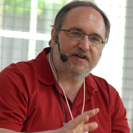 Der US-amerikanischer Softwareentwickler und Autor spricht auf einer Konferenz