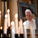 Ein Bild mit dem emeritierten Papst Benedikt XVI. steht im Dom St. Maria, St. Liborius, St. Kilian von Paderborn
