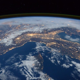 Blick aus dem Weltraum auf einen Teil von Norditalien