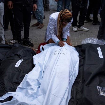 Palästinenser trauern in der Leichenhalle eines Krankenhauses um Angehörige, die bei der israelischen Bombardierung des Gazastreifens getötet wurden.