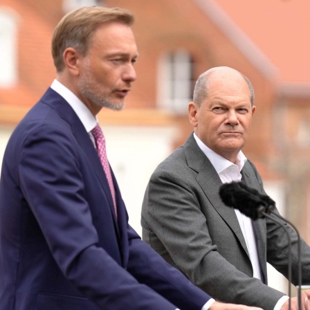 Finanzminister Christian Lindner (FDP), Bundeskanzler Olaf Scholz (SPD) und Wirtschaftsminister Christian Lindner (FDP) während eines Pressestatements. 