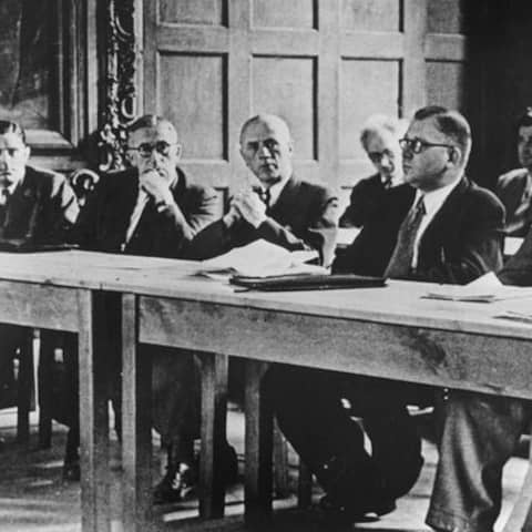 Die Mitglieder des Kabinetts des rheinland-pfälzischen Ministerpräsidenten Peter Altmeier im Juli 1947 in Koblenz