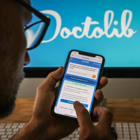 Doctolib-App und Online-Seite des Anbieters für Terminanfragen bei Ärzten.