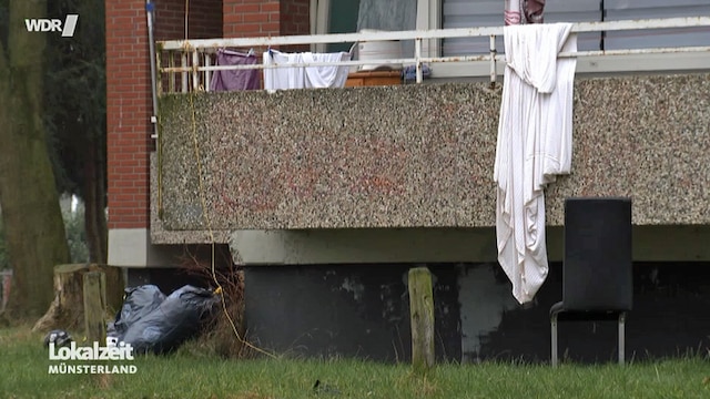 Zugemüllter Balkon einer Wohnung desWohn blocks
