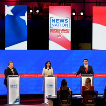 Wahlen in den USA - Vierte TV-Debatte der Republikaner
USA, Tuscaloosa: Die Präsidentschaftsbewerber der Republikaner Chris Christie (l-r), ehemalige Gouverneur von New Jersey, Nikki Haley, ehemalige UN-Botschafterin, Ron DeSantis, Gouverneur von Florida, und Vivek Ramaswamy, Geschäftsmann, nehmen an einer republikanischen Vorwahldebatte teil, die von NewsNation in der Moody Music Hall an der Universität von Alabama veranstaltet wurde.