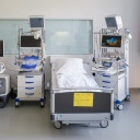 Eine Krankenstation mit Krankenbett in der MHH.