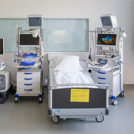 Eine Krankenstation mit Krankenbett in der MHH.