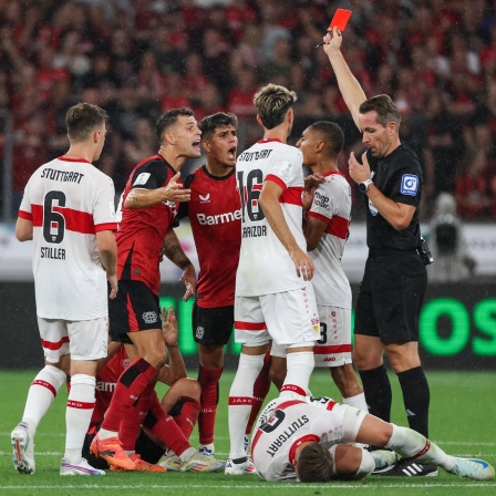 Schiedsrichter Tobias Stieler zeigt Martin Terrier (Bayer 04 Leverkusen) die rote Karte