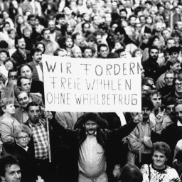 Während einer Montagsdemonstration 1989 in Leipzig fordern die Menschen auf einem Transparent "Freie Wahlen ohne Wahlbetrug"