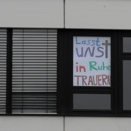 &#034;Lasst uns in Ruhe trauern!&#034; steht auf einem Plakat in einem Fenster der Albertville-Realschule in Winnenden. Stiller Protest gegenüber der Presse nach dem Amoklauf am 11. März 2009.