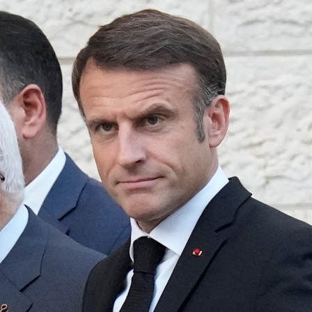  Emmanuel Macron (r), Präsident von Frankreich, winkt als er von Mahmud Abbas, Palästinenserpräsident, empfangen wird. F