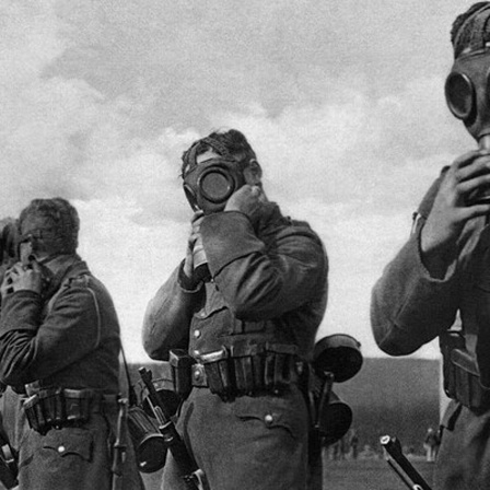 Deutsche Soldaten proben 1916 den Einsatz mit Gasmasken