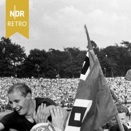 Der Hamburger SV feiert die Deutsche Meisterschaft nach Endspiel gegen den (HSV-1.FC Köln 3:2), Frankfurt a.M., 25.06.1960. 