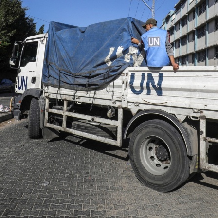 Ein Lastwagen der UN transportiert in Rafaj Lebensmittel für palästinensische Bürger, die in einer der Schulen des Hilfswerks der Vereinten Nationen für Palästina-Flüchtlinge im Nahen Osten (UNRWA) untergebracht sind.