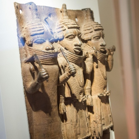 Raubkunst-Bronzen aus dem Land Benin in Westafrika im Museum für Kunst und Gewerbe in Hamburg in einer Vitrine ausgestellt. 