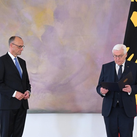 Bundes-Präsident Steinmeier ernennt Friedrich Merz zum Bundes-Kanzler.