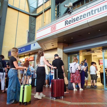Gestrandte Bahnreisende an einem Bahnhof