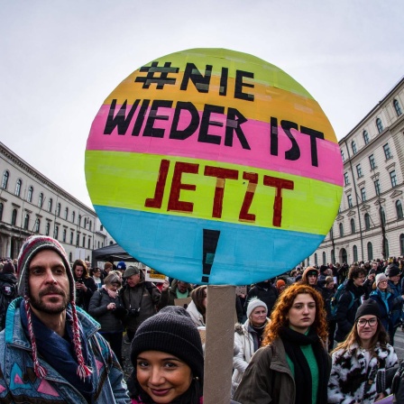 München, 21. Januar 2024: Über 100.000 Menschen protestieren gegen die Pläne von Rechten und Rechtsextremen, Menschen in großem Stil abzuschieben