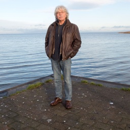 Der Schriftsteller Uwe Saeger, im Hafen Altwarp.